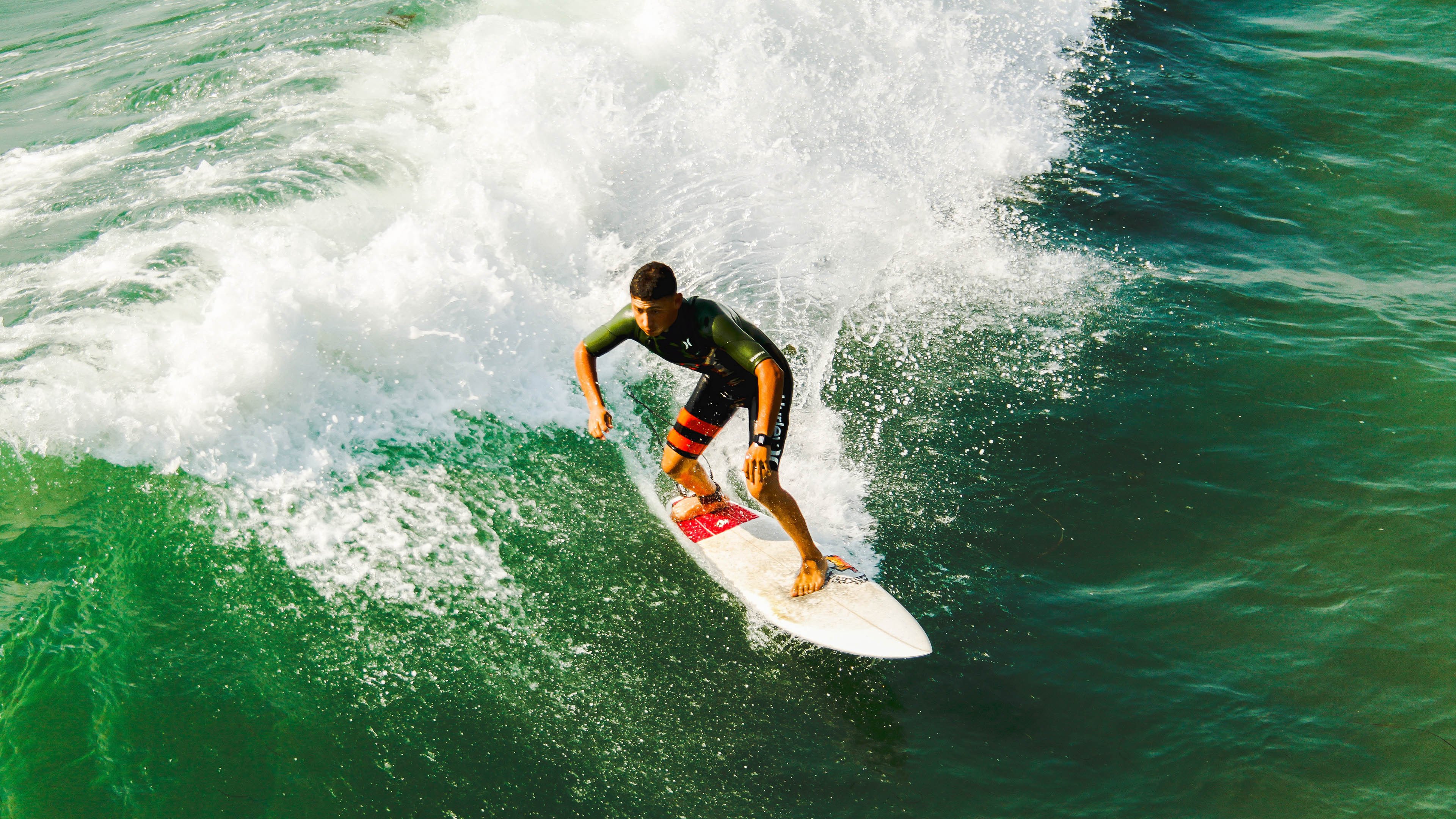 冰球联赛激战正酣,豪门对决引爆球迷热情,新秀表现抢眼